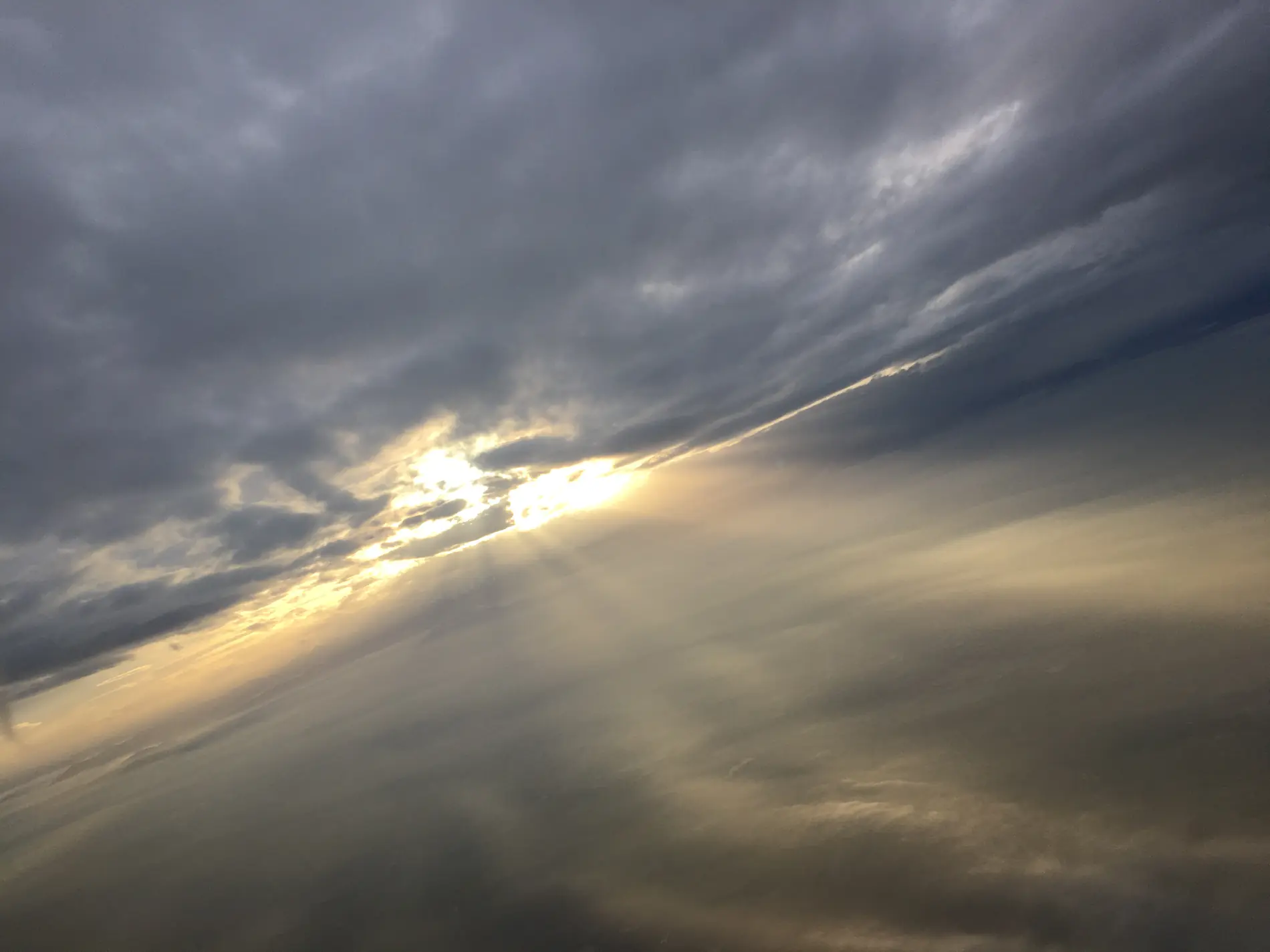 Rayos de sol atravesando una capa de nubes vista desde el aire